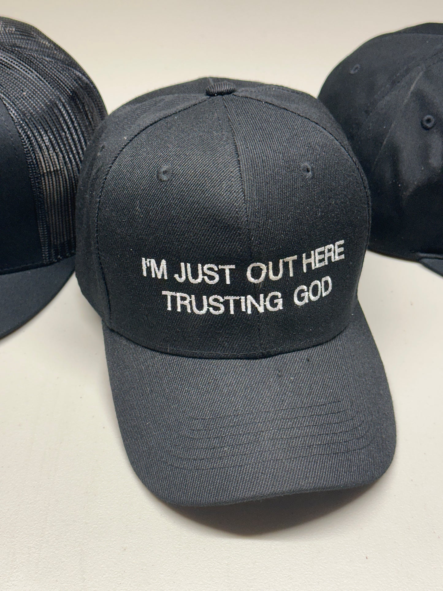 Solo estoy aquí confiando en Dios gorra - sombrero